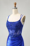 Vestido de fiesta corto ajustado con tirantes finos y corsé azul real