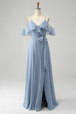 Vestido de dama de honor de gasa con cuello en V con tirantes de espagueti azul grisáceo con abertura