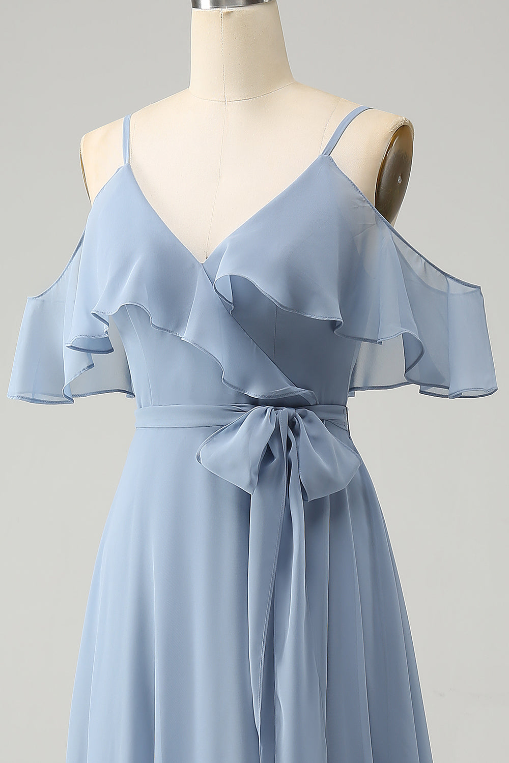 Vestido de dama de honor de gasa con cuello en V con tirantes de espagueti azul grisáceo con abertura