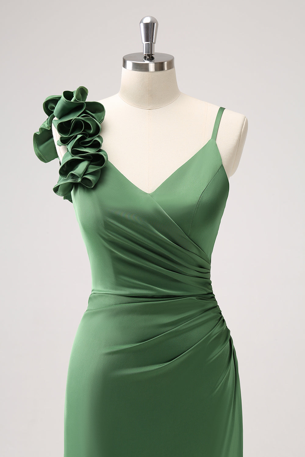 Vestido de dama de honor plisado de satén verde oliva con abertura