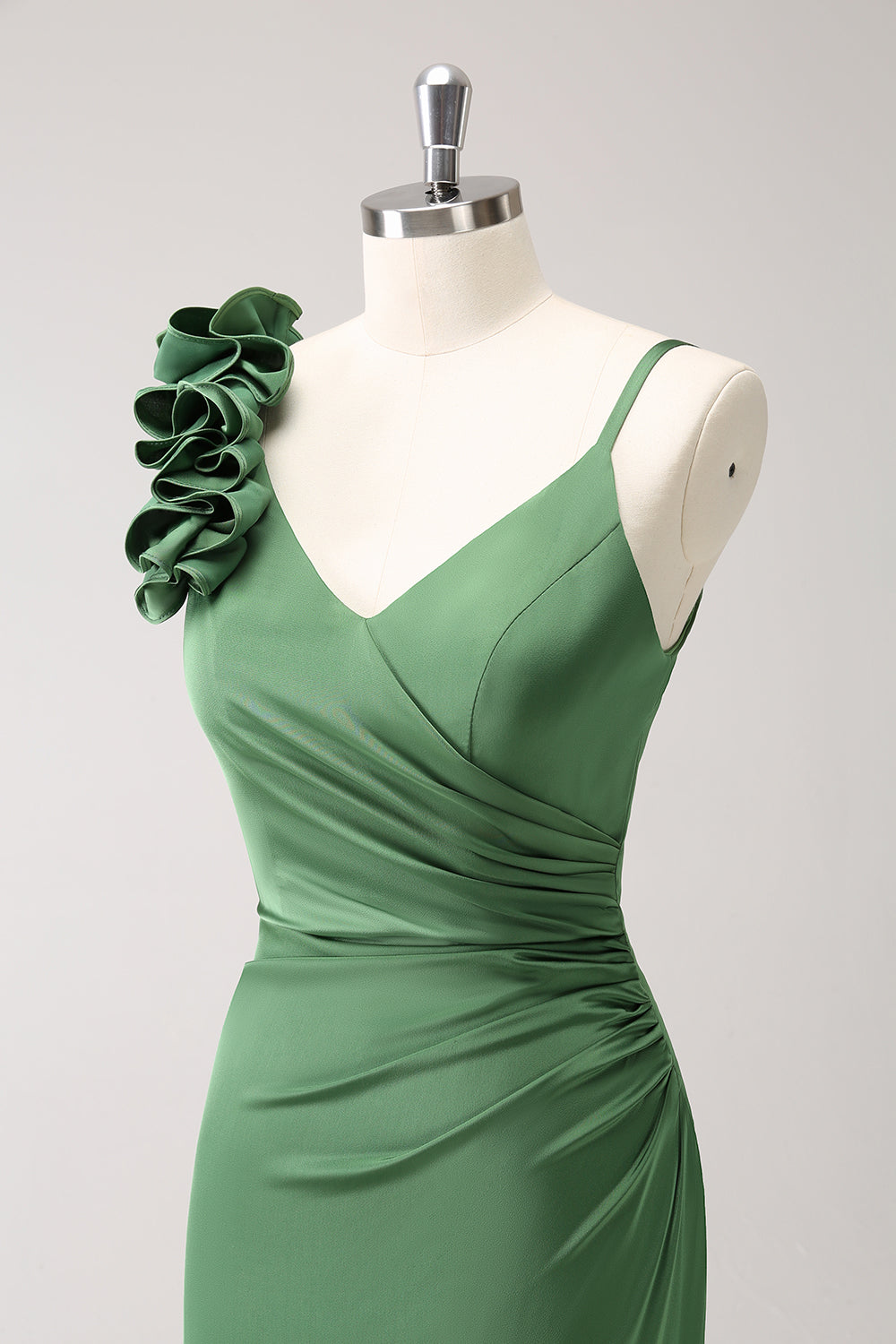 Vestido de dama de honor plisado de satén verde oliva con abertura