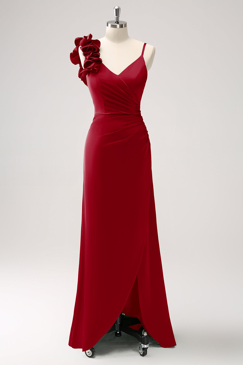 Vestido de dama de honor plisado de satén verde oliva con abertura