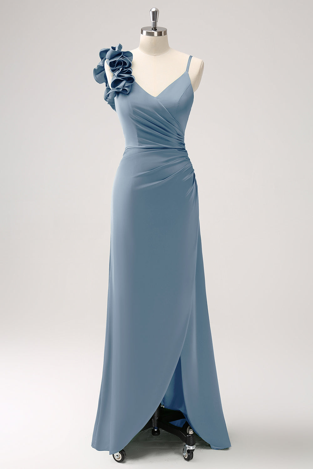 Vestido de dama de honor plisado de satén verde oliva con abertura