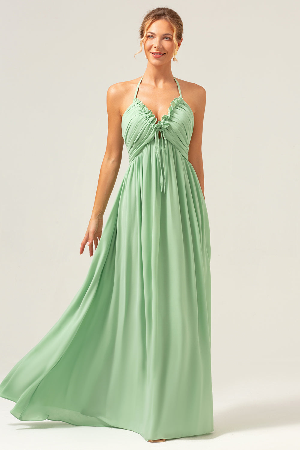 Vestido de dama de honor largo sin espalda halter de línea A verde claro con cordones en la espalda