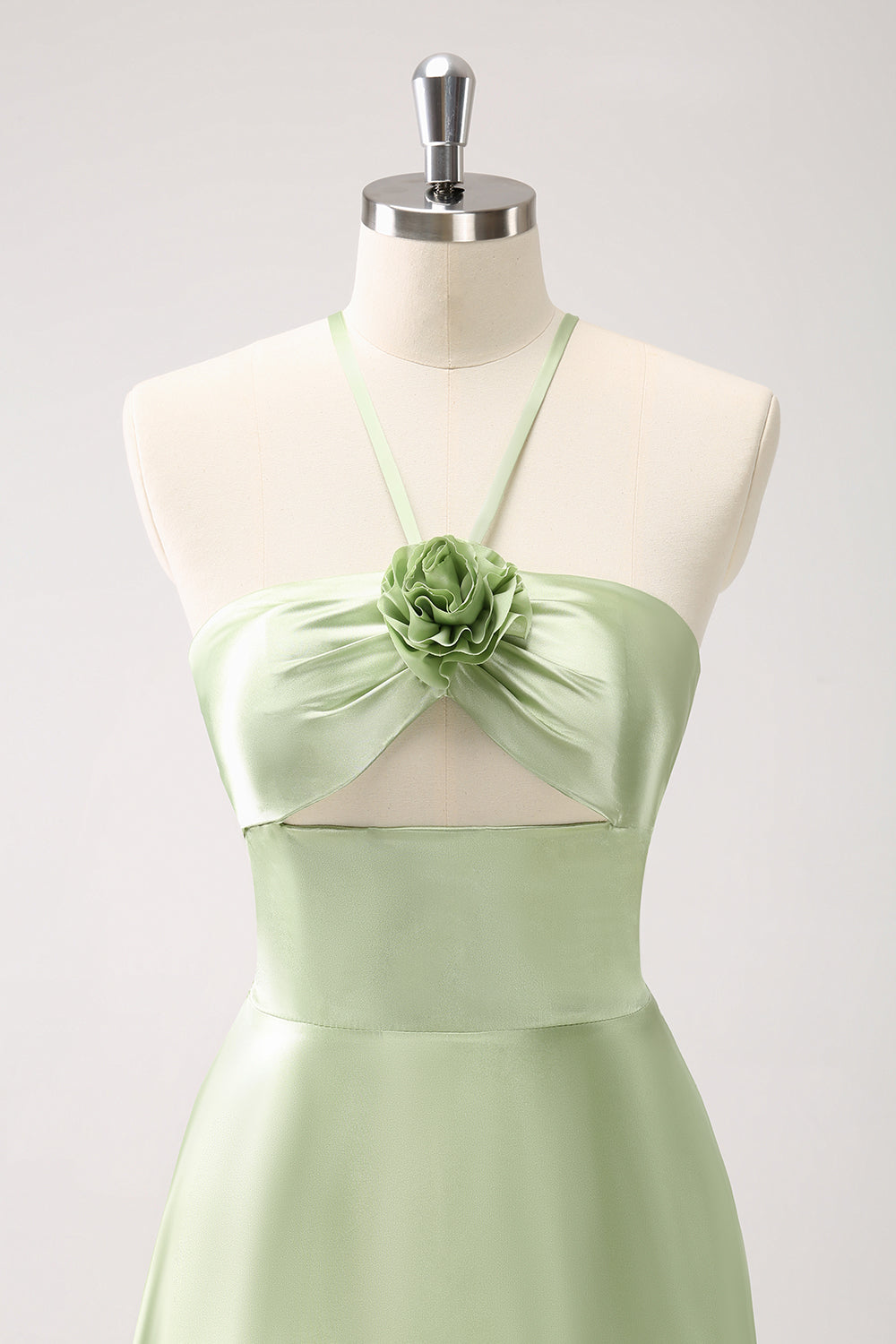 Vestido de dama de honor de satén halter hueco verde claro con flor