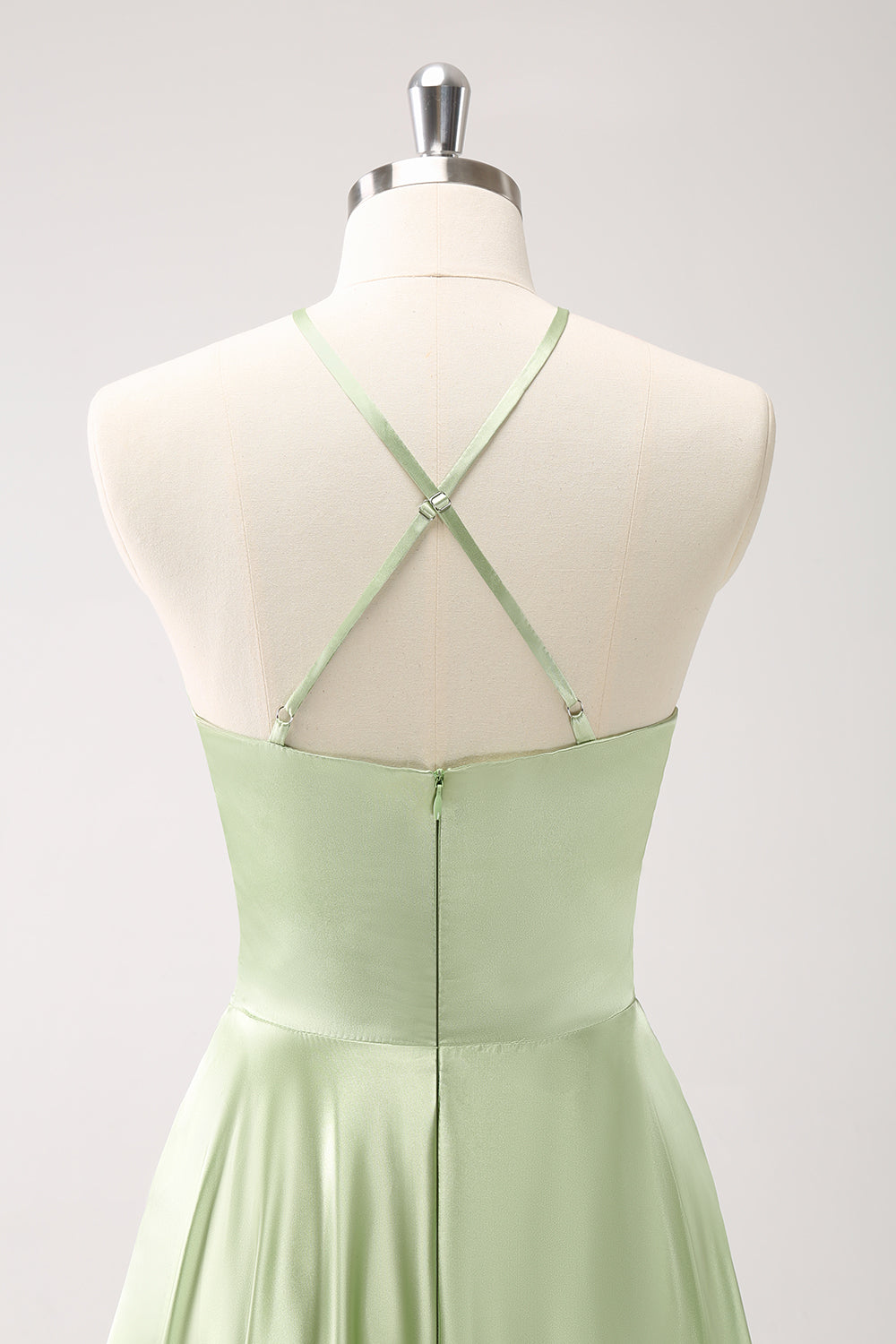 Vestido de dama de honor de satén halter hueco verde claro con flor