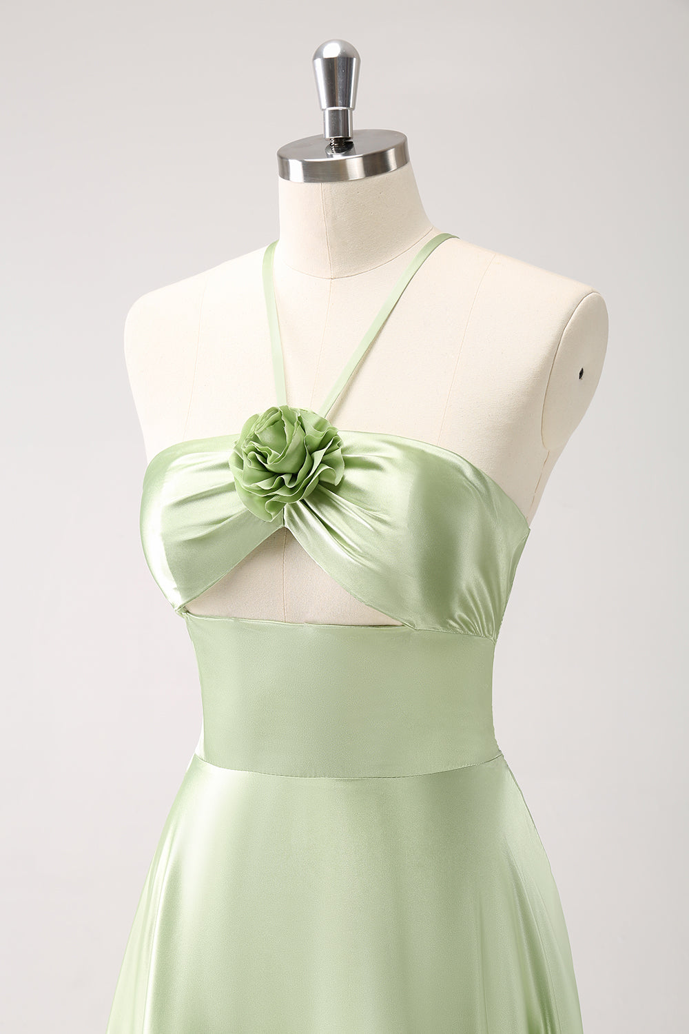 Vestido de dama de honor de satén halter hueco verde claro con flor