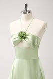 Vestido de dama de honor de satén halter hueco verde claro con flor