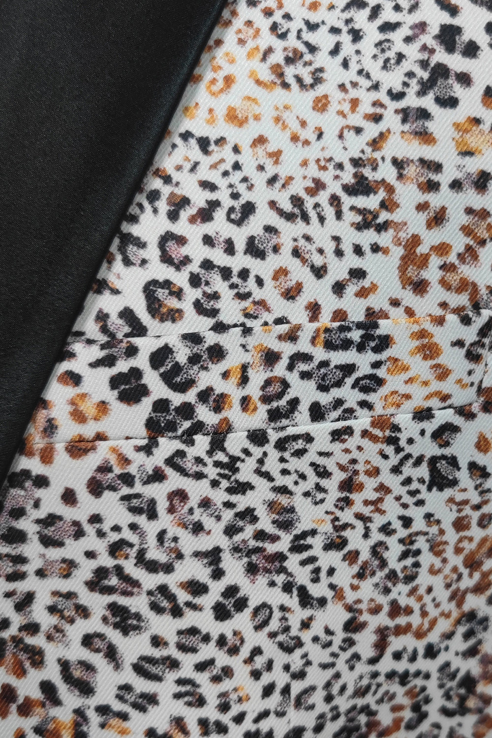 Blazer de hombre con solapa de muesca con estampado de leopardo