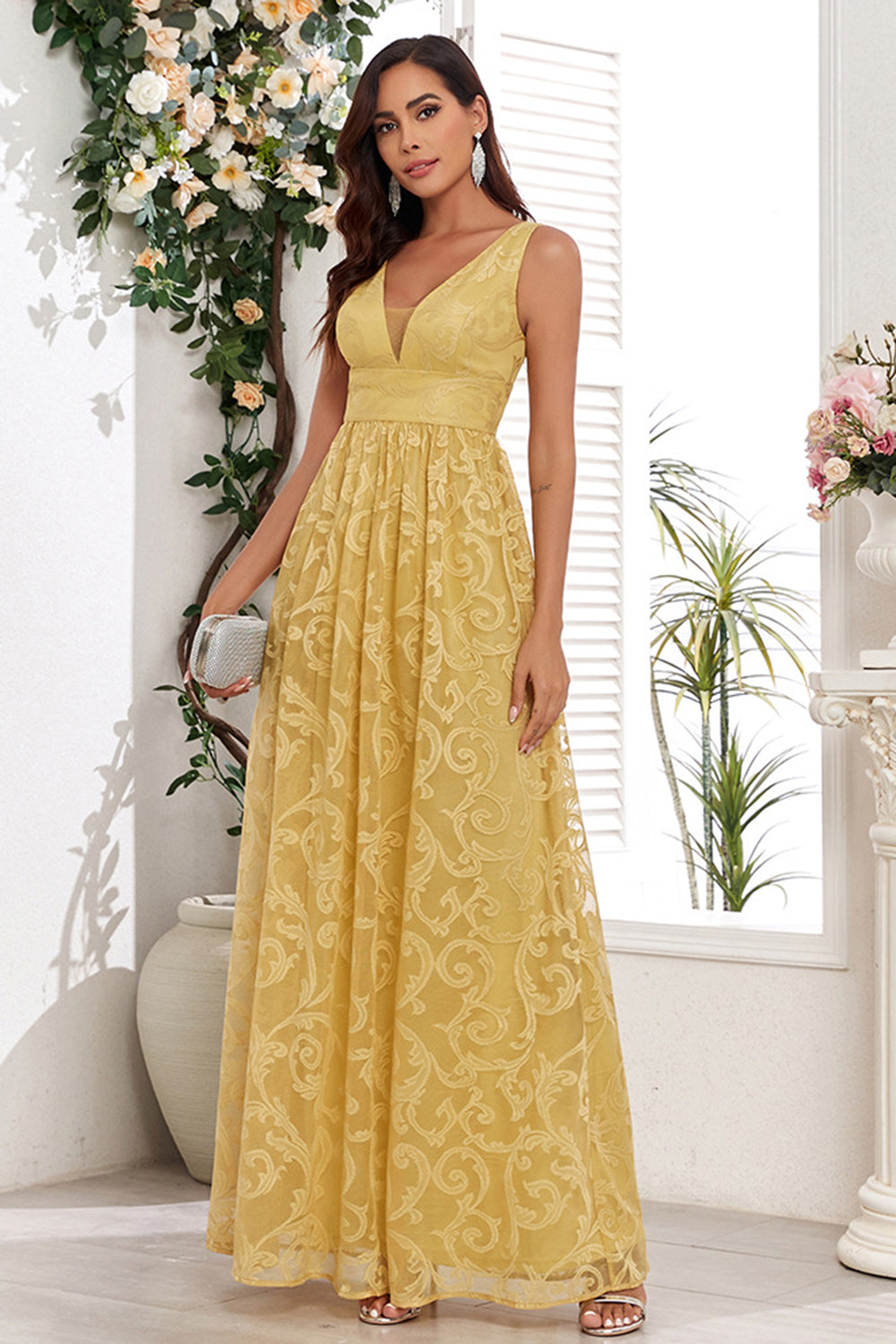 Vestido de fiesta largo amarillo con escote en V y apliques