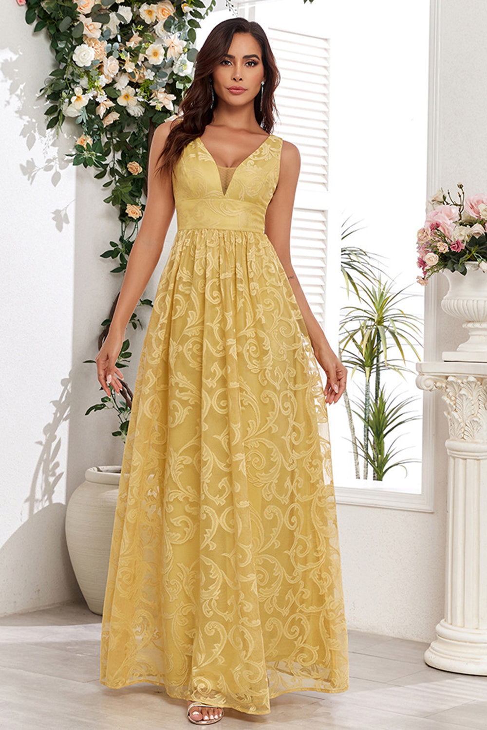 Vestido de fiesta largo amarillo con escote en V y apliques