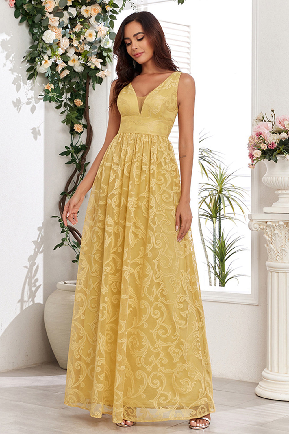 Vestido de fiesta largo amarillo con escote en V y apliques