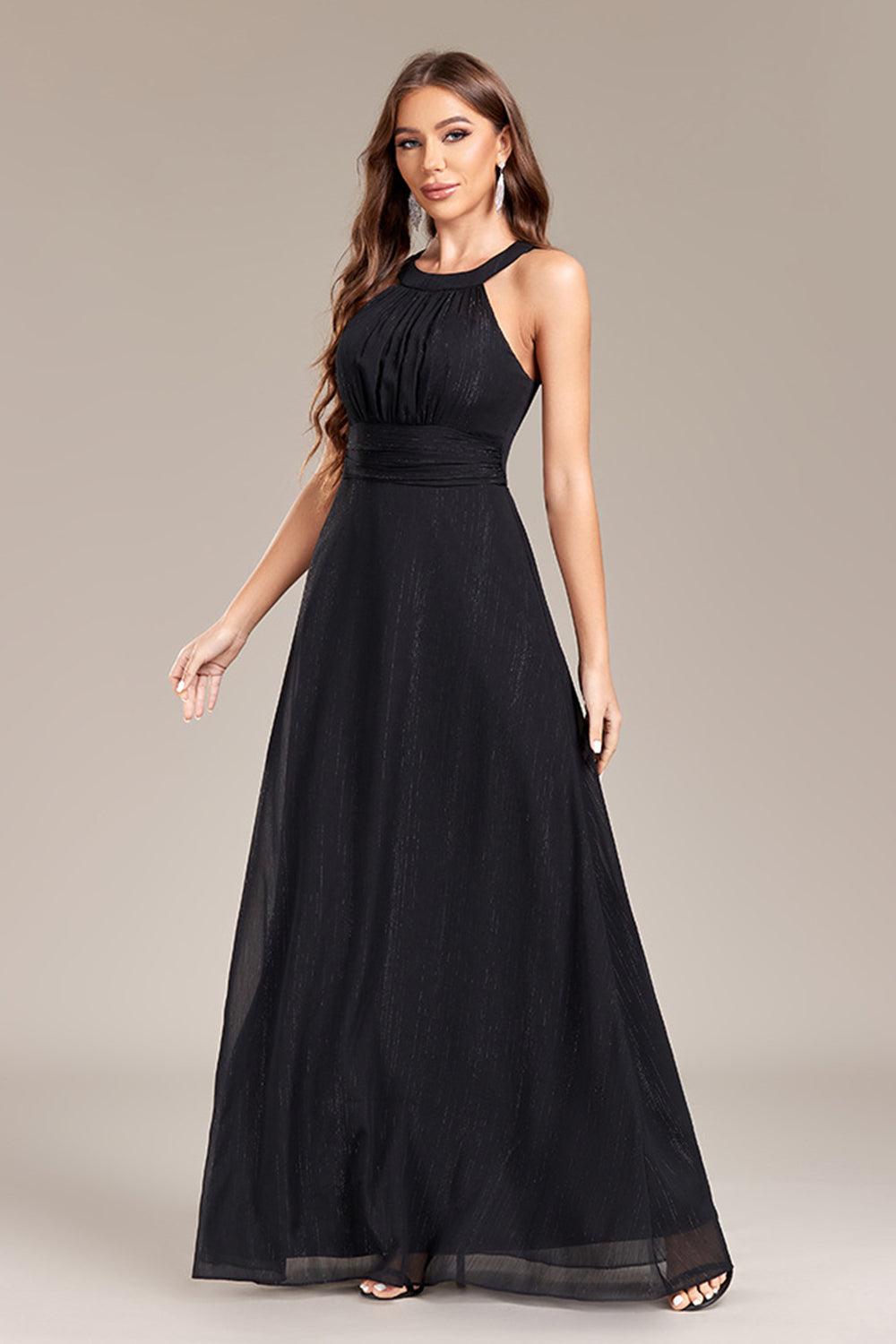 Vestido de fiesta largo halter de línea A negro con espalda abierta