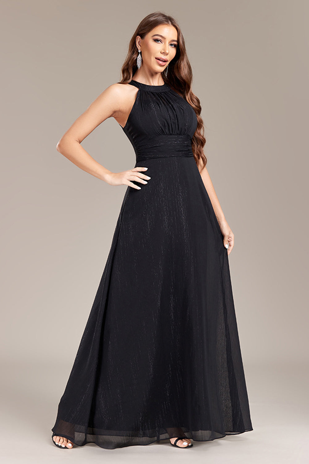 Vestido de fiesta largo halter de línea A negro con espalda abierta
