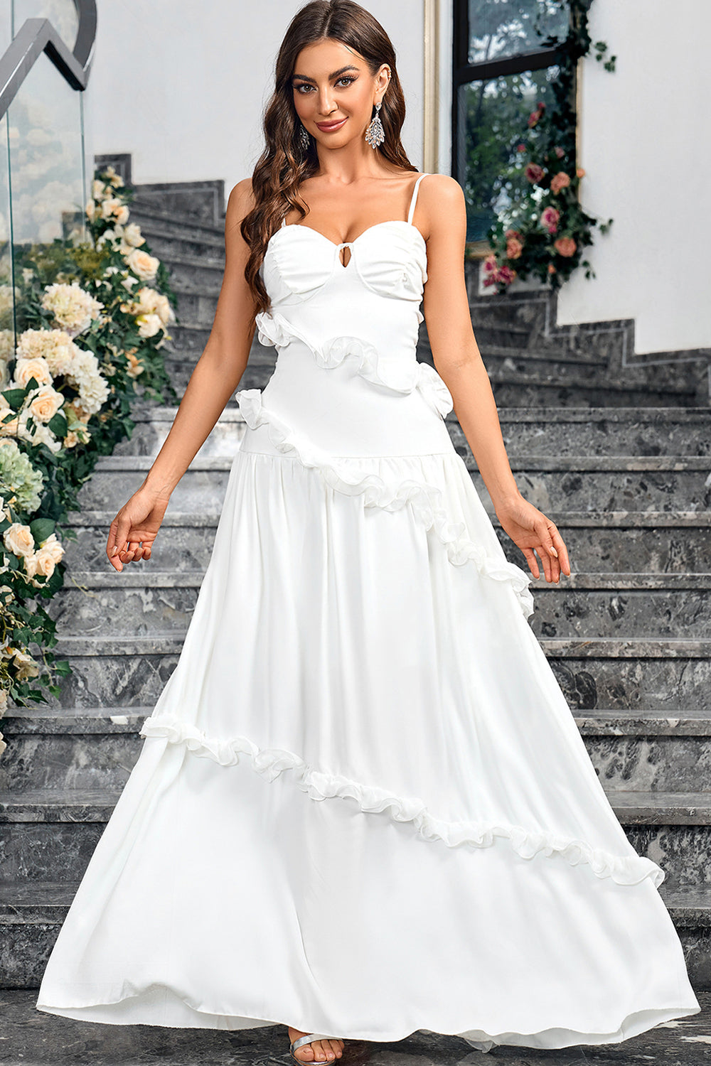 Vestido largo sencillo con tirantes blancos con cuello corazón