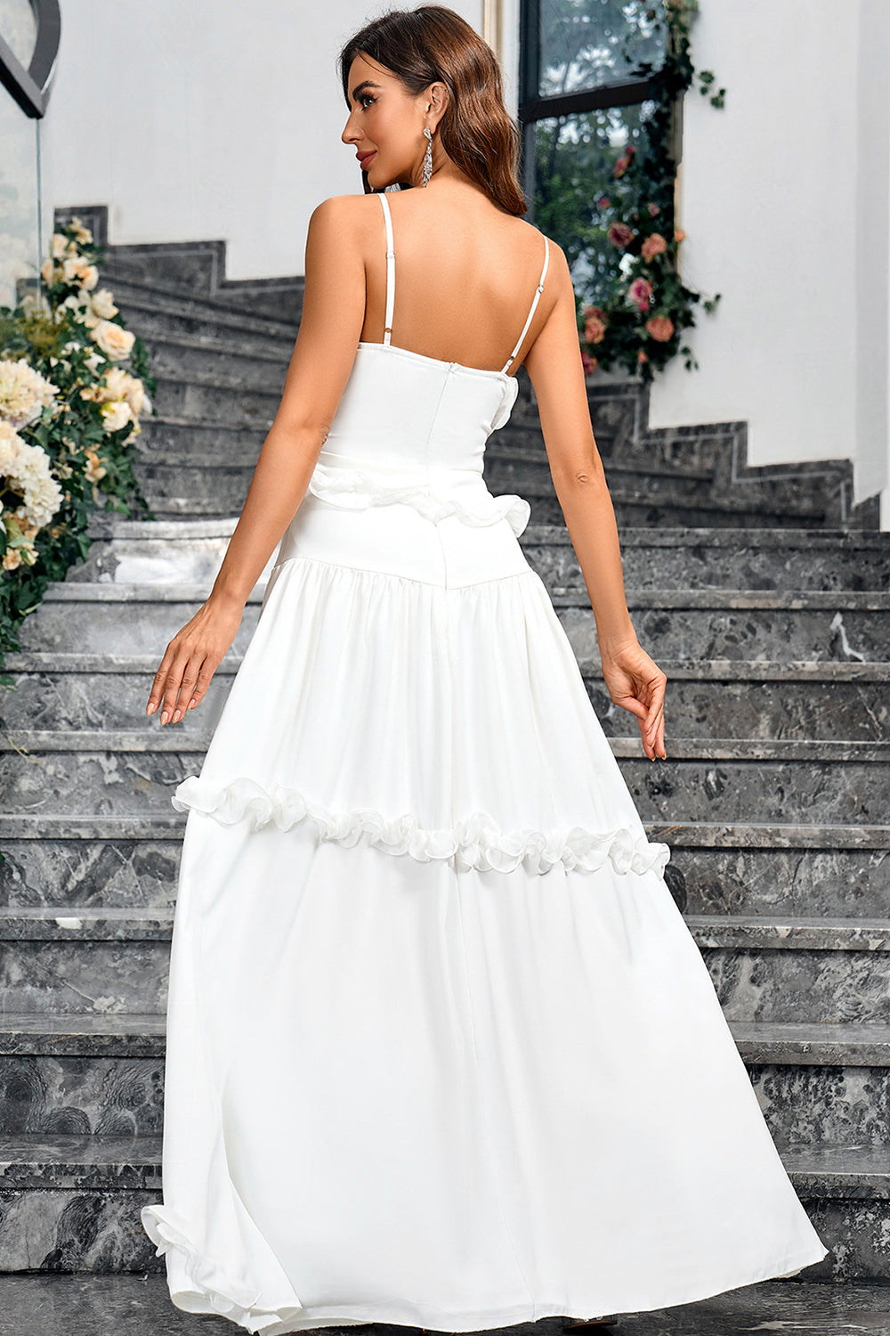 Vestido largo sencillo con tirantes blancos con cuello corazón