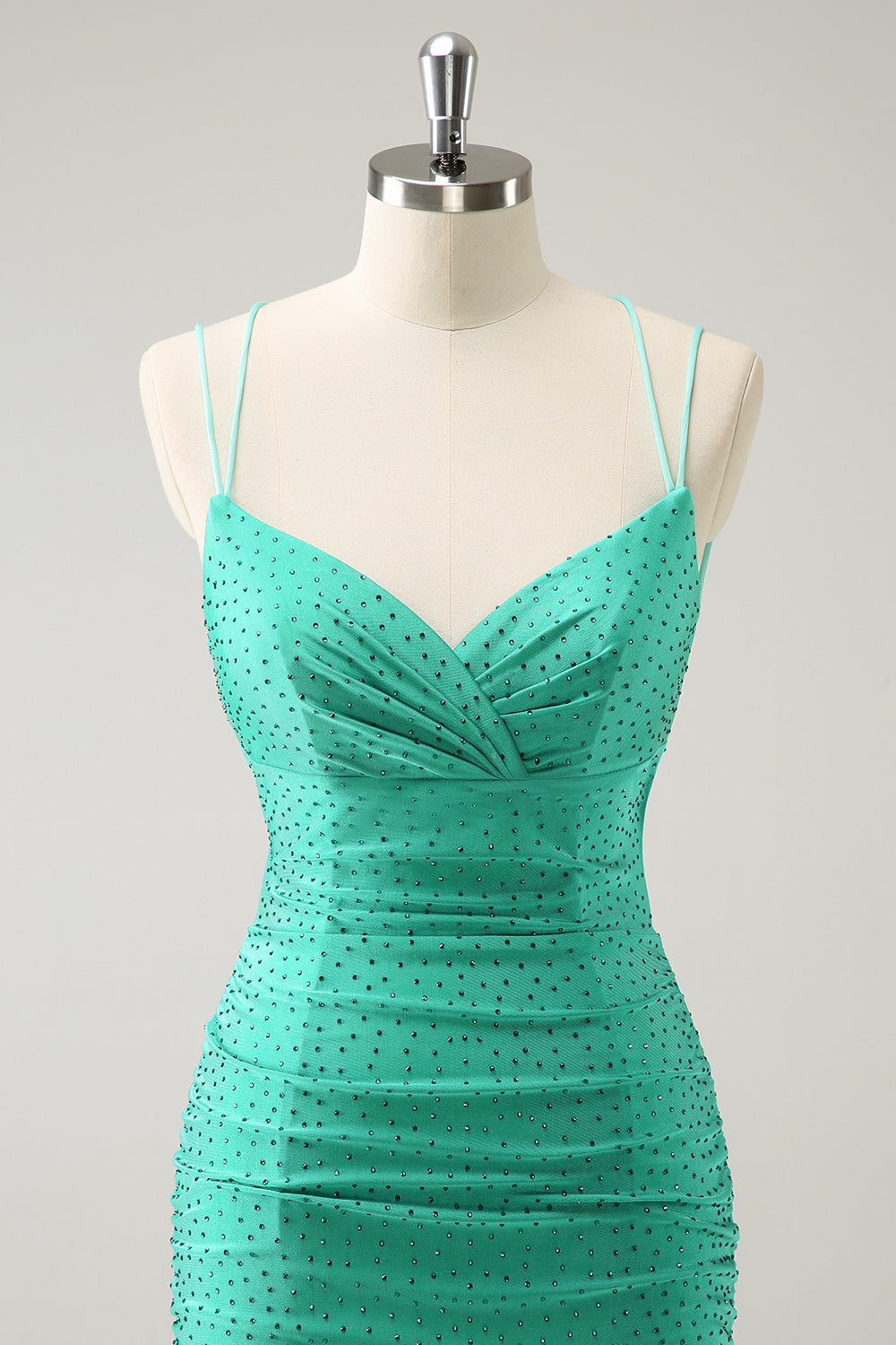 Vestido de fiesta corto ajustado con cuentas espalda descubierta y tirantes finos de color verde