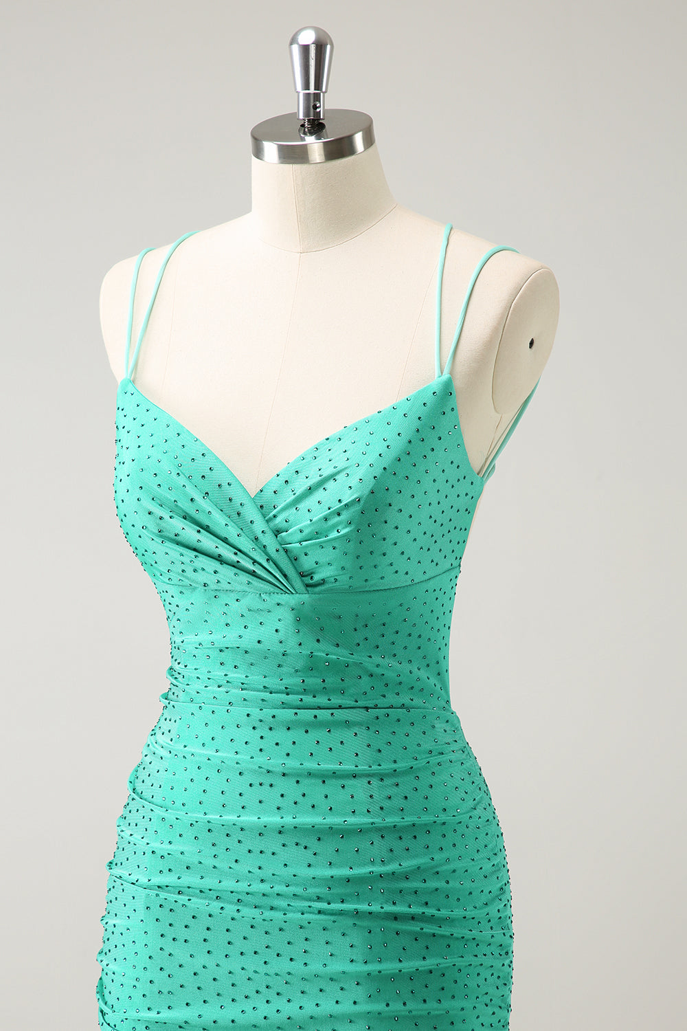 Vestido de fiesta corto ajustado con cuentas espalda descubierta y tirantes finos de color verde