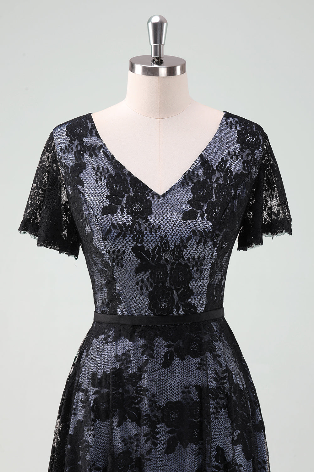 Vestido negro de escote en V y manga corta de encaje y madre de novia