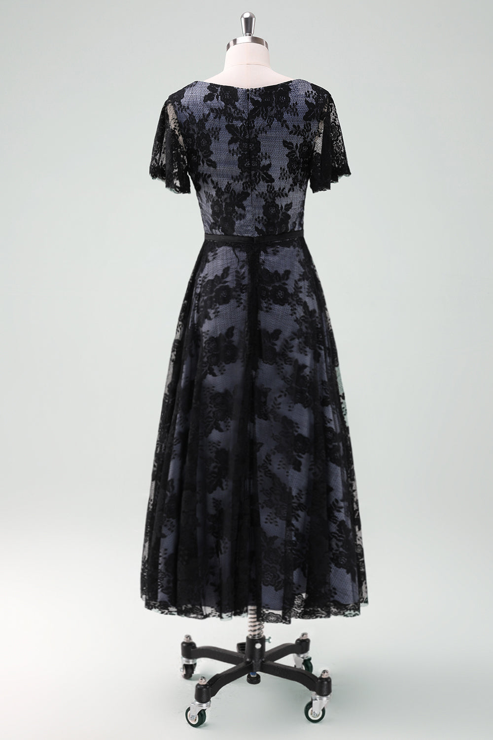 Vestido negro de escote en V y manga corta de encaje y madre de novia