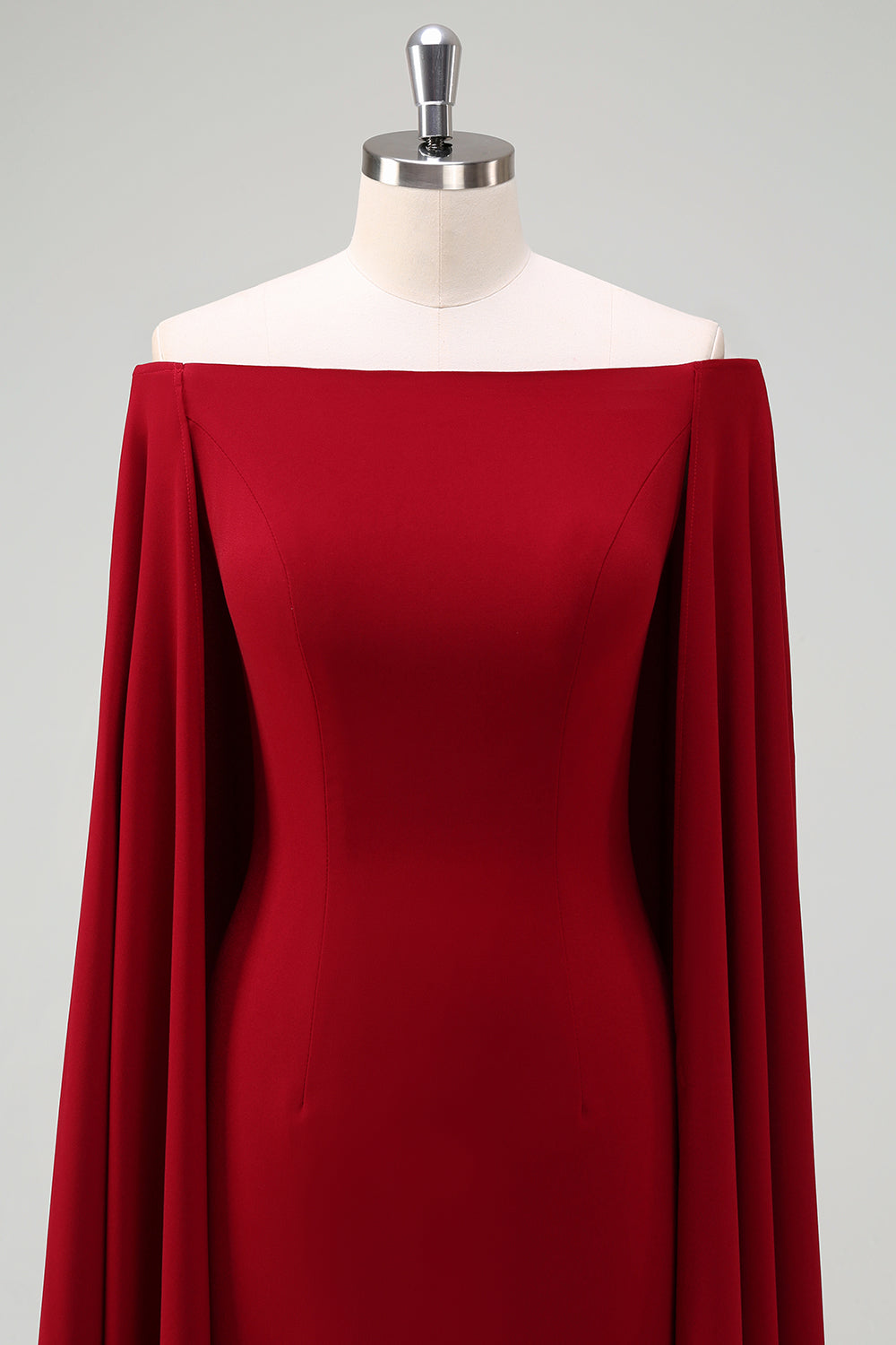 Vestido de cóctel ajustado burdeos con hombros descubiertos y mangas capa