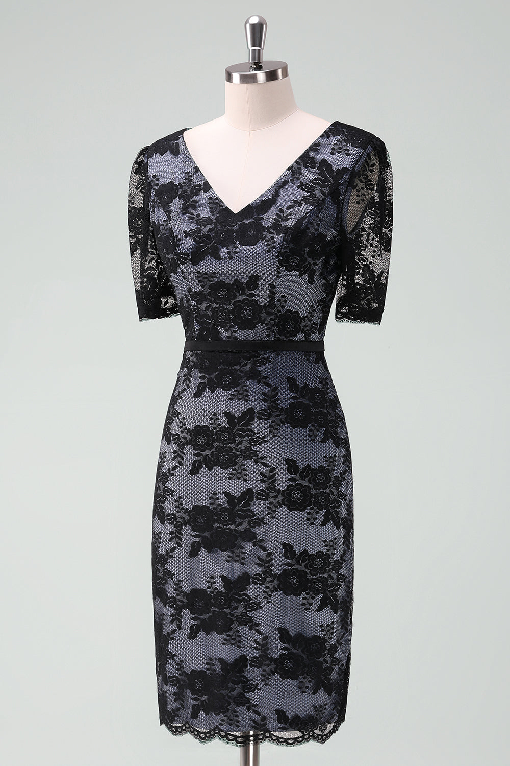 Vestido midi de novia con escote en V y encaje negro con manga corta
