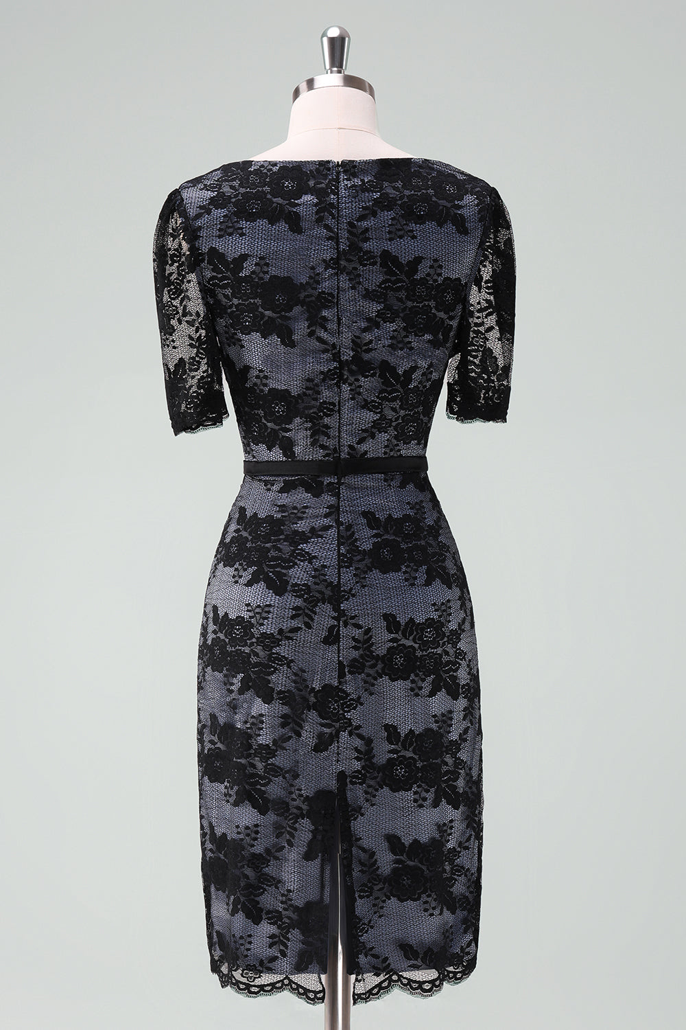 Vestido midi de novia con escote en V y encaje negro con manga corta
