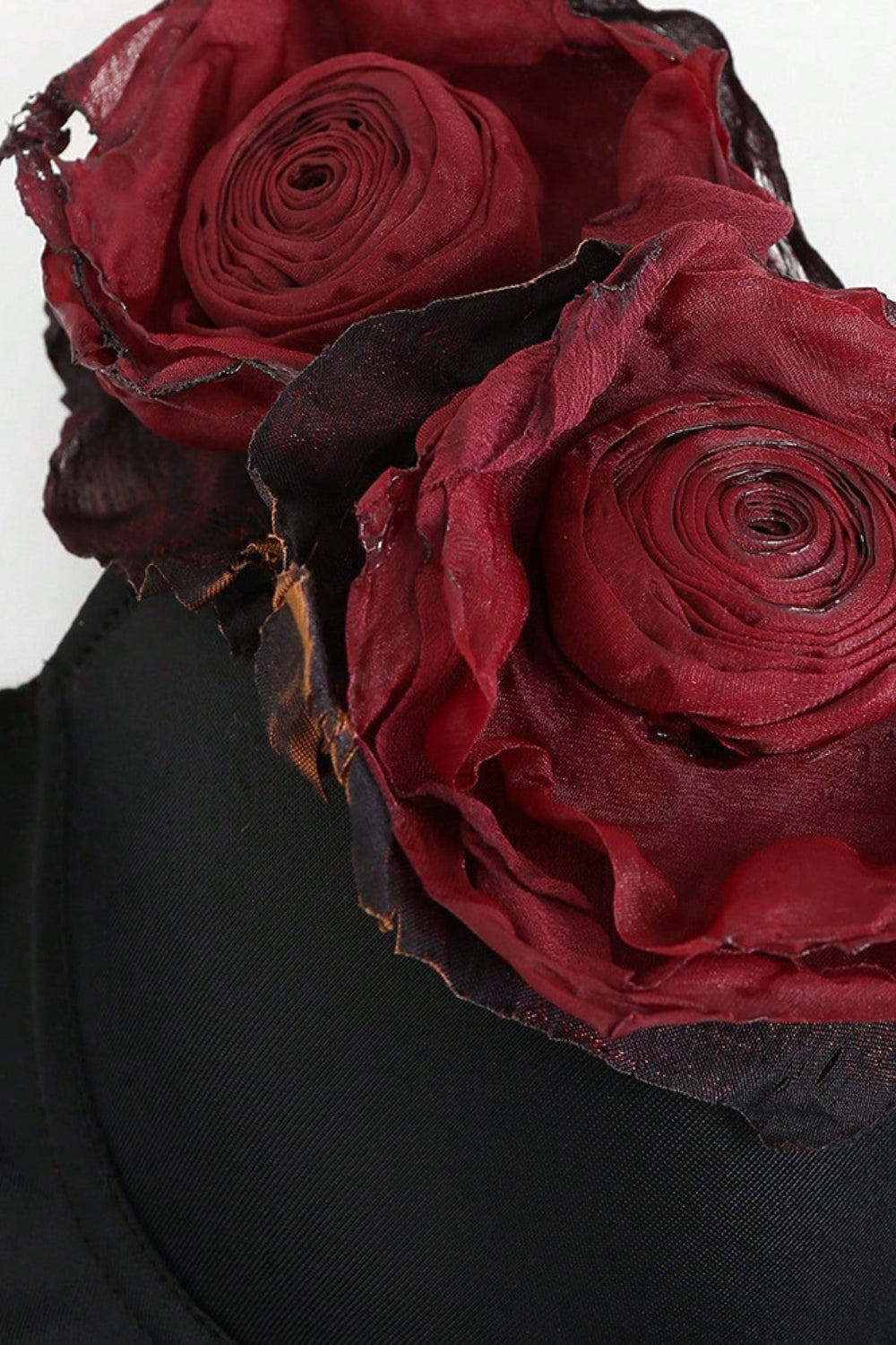 Elegante Top Corto Negro con Flor Roja