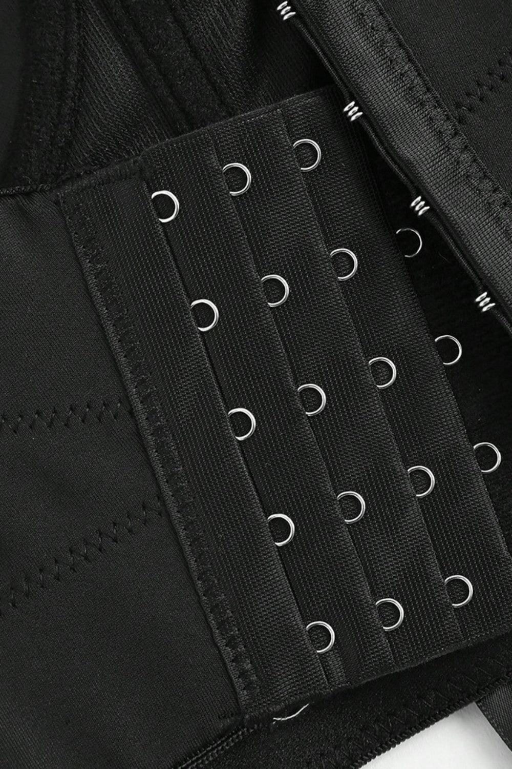 Elegante Top Corto Negro con Flor Roja