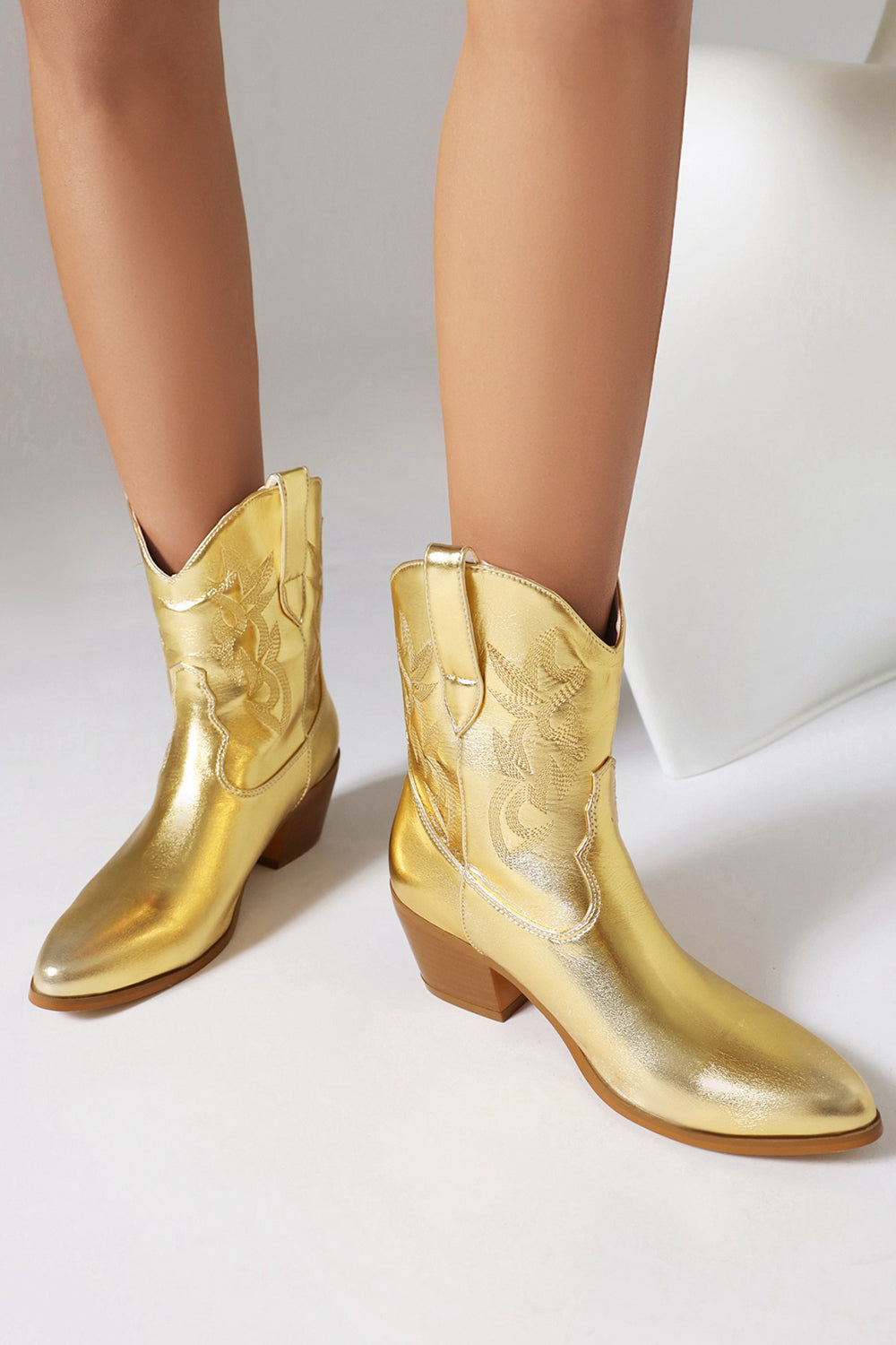 Botas vaqueras doradas de tacón grueso bajo