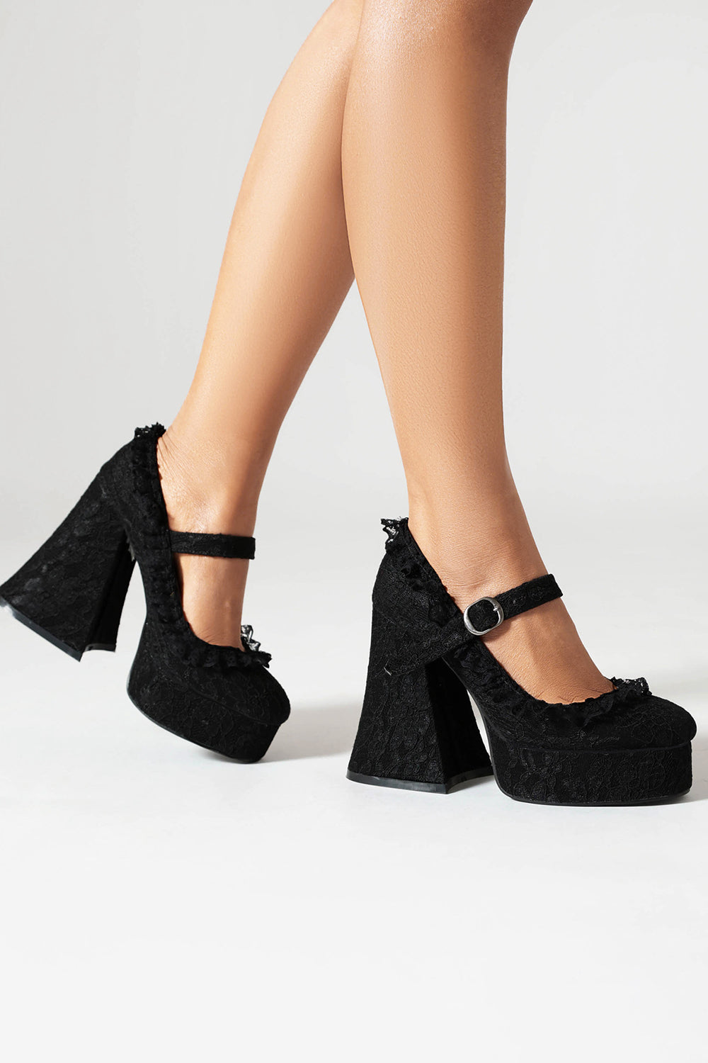 Zapatos negros de tacón cuadrado con plataforma y punta cerrada
