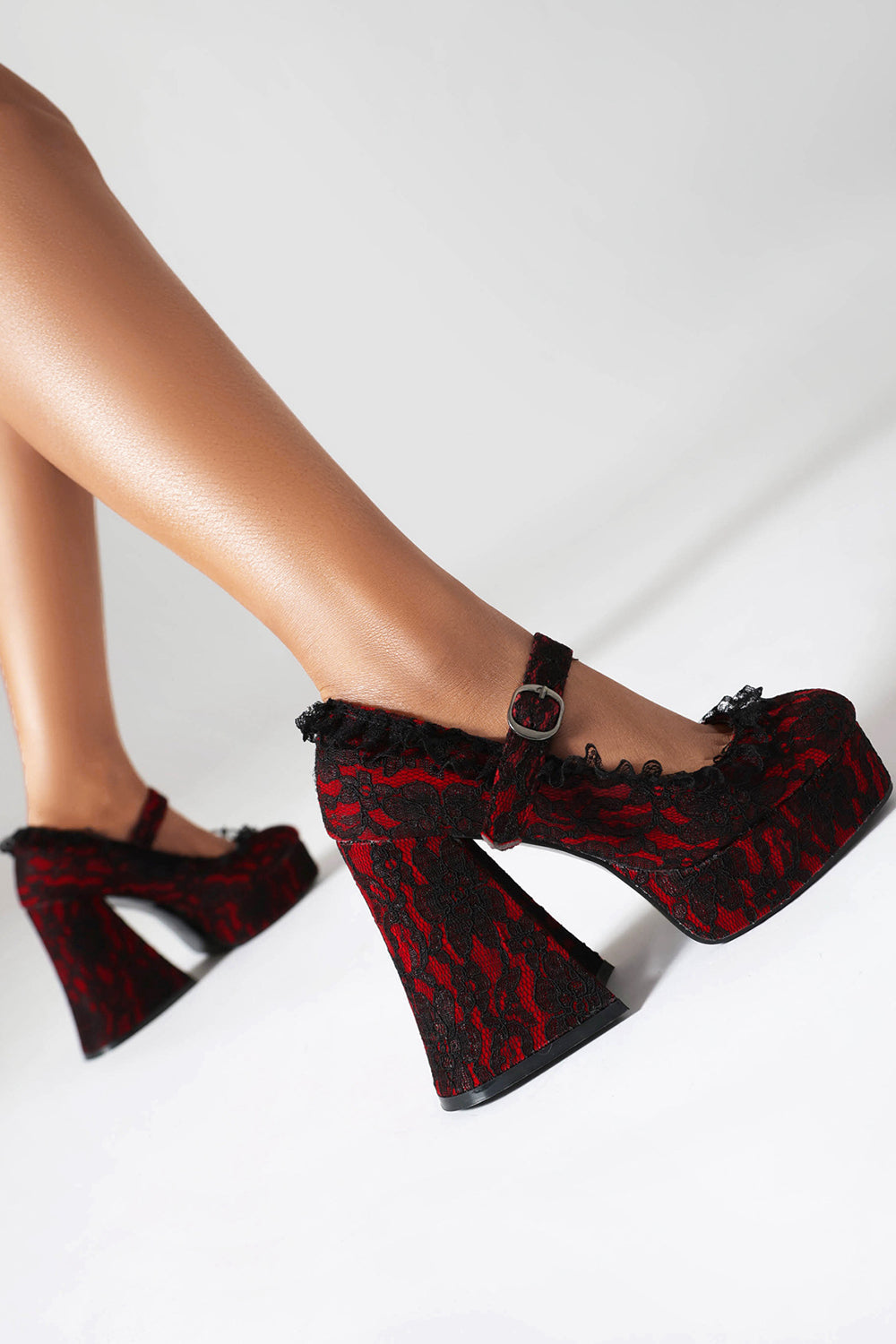 Zapatos negros de tacón cuadrado con plataforma y punta cerrada
