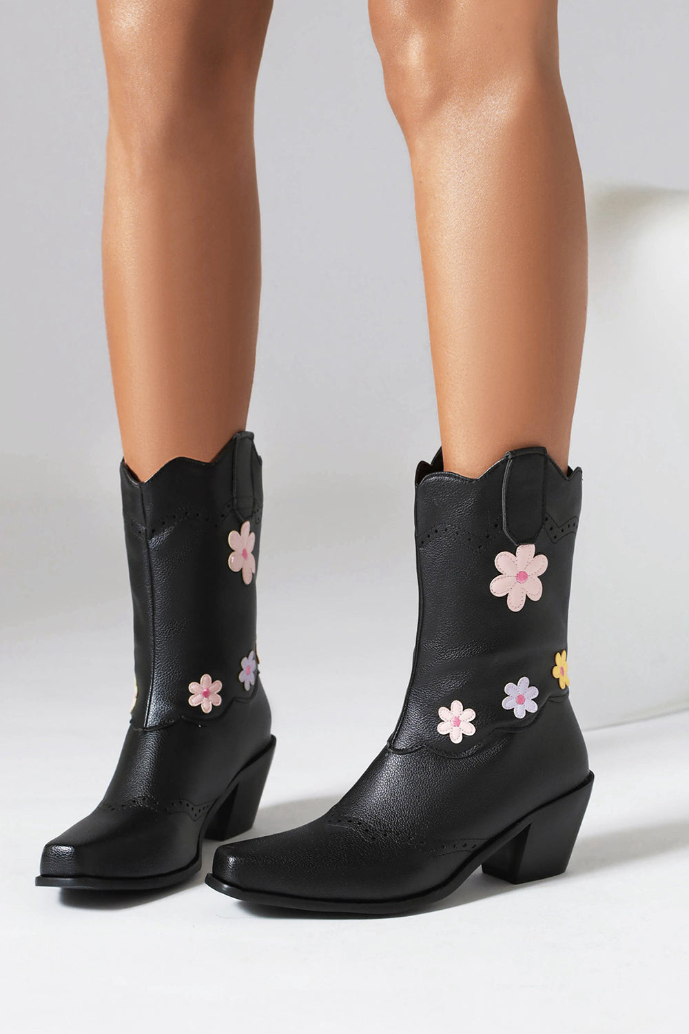 Botas vaqueras negras de tacón grueso a media pantorrilla