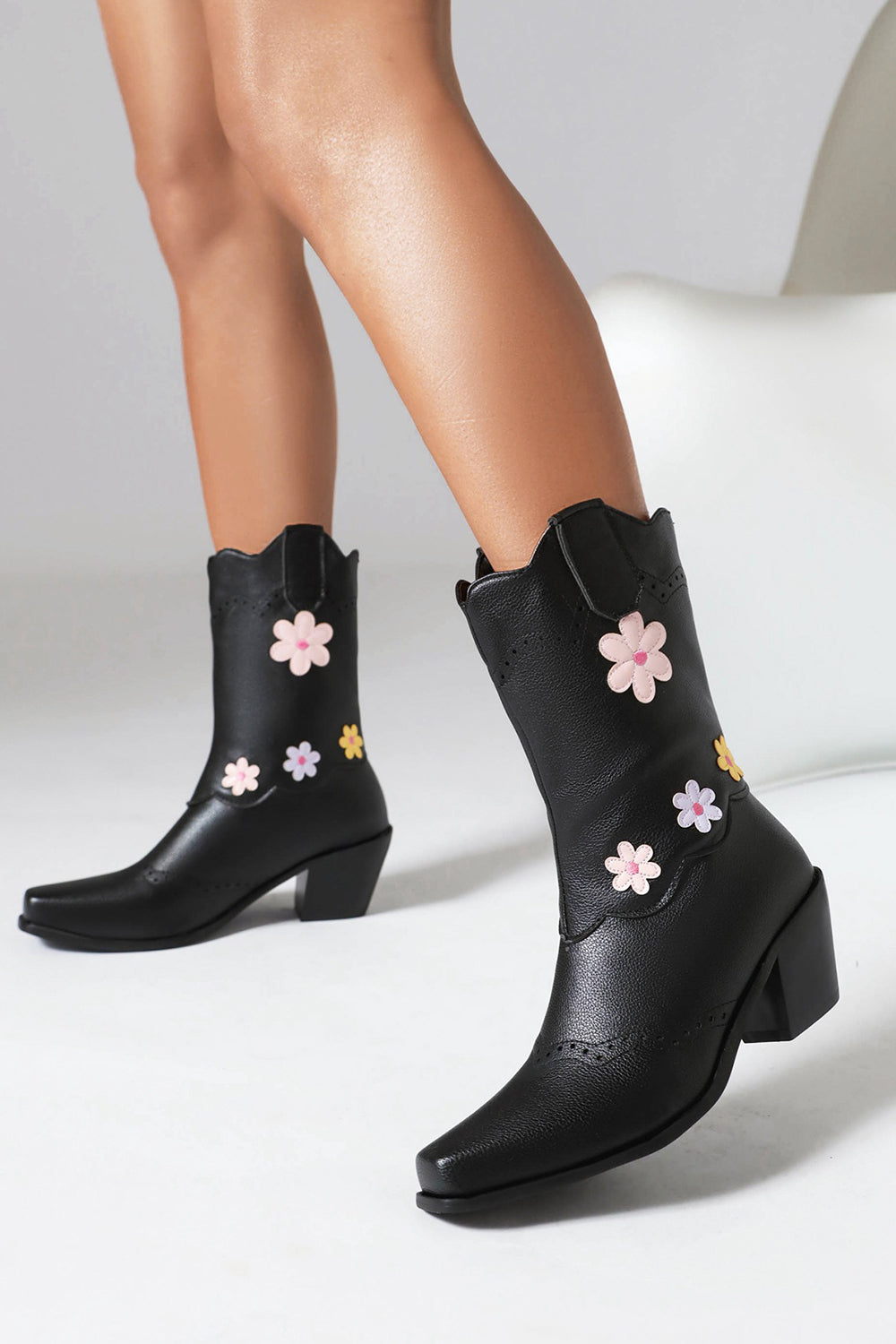 Botas vaqueras negras de tacón grueso a media pantorrilla