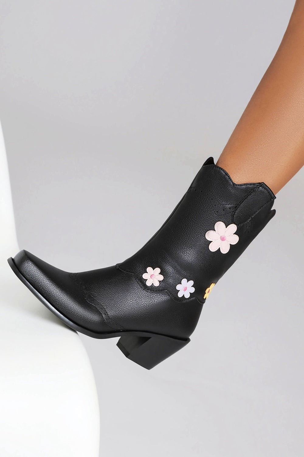 Botas vaqueras negras de tacón grueso a media pantorrilla