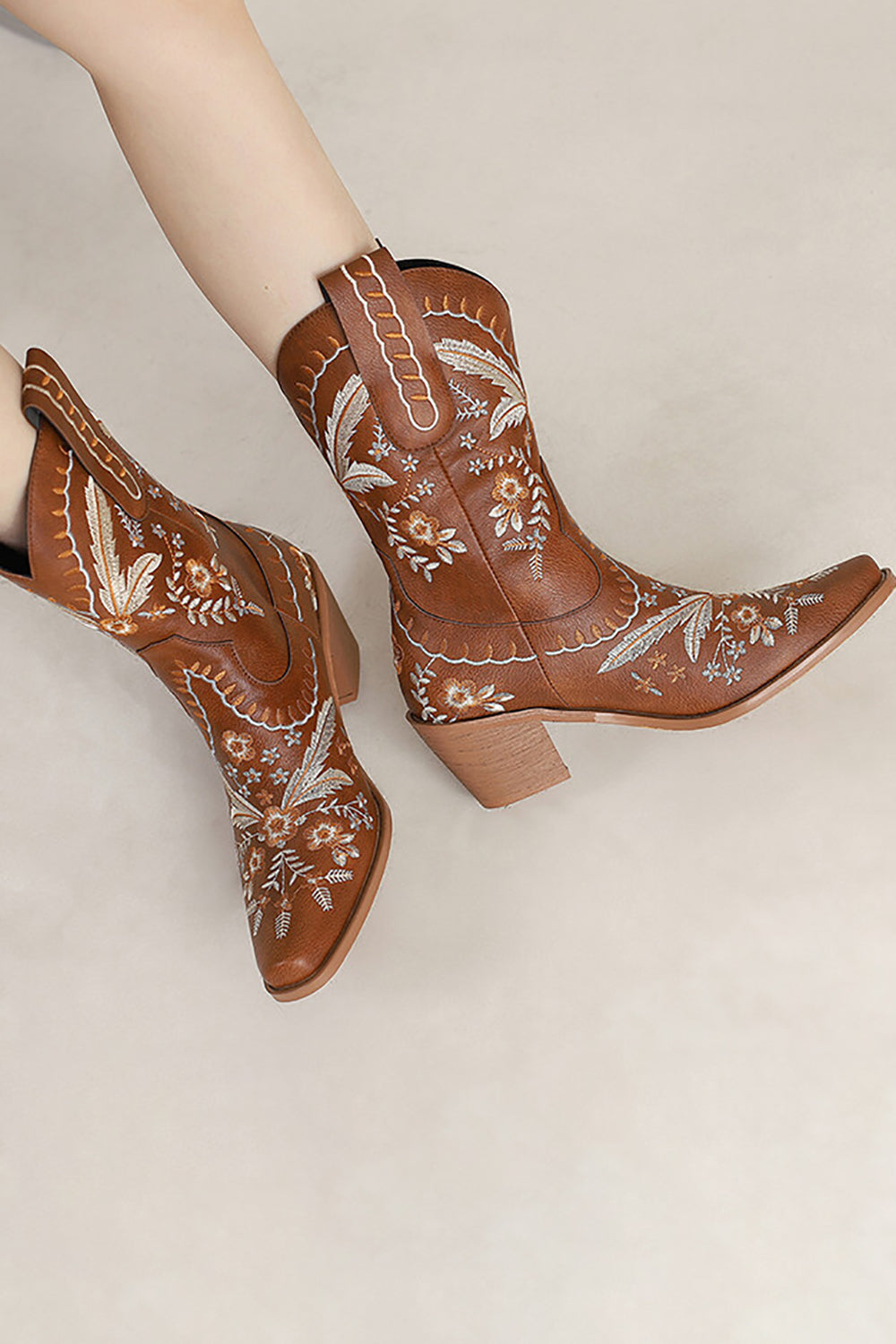 Botines vaqueros de tacón chuncky bordados negros