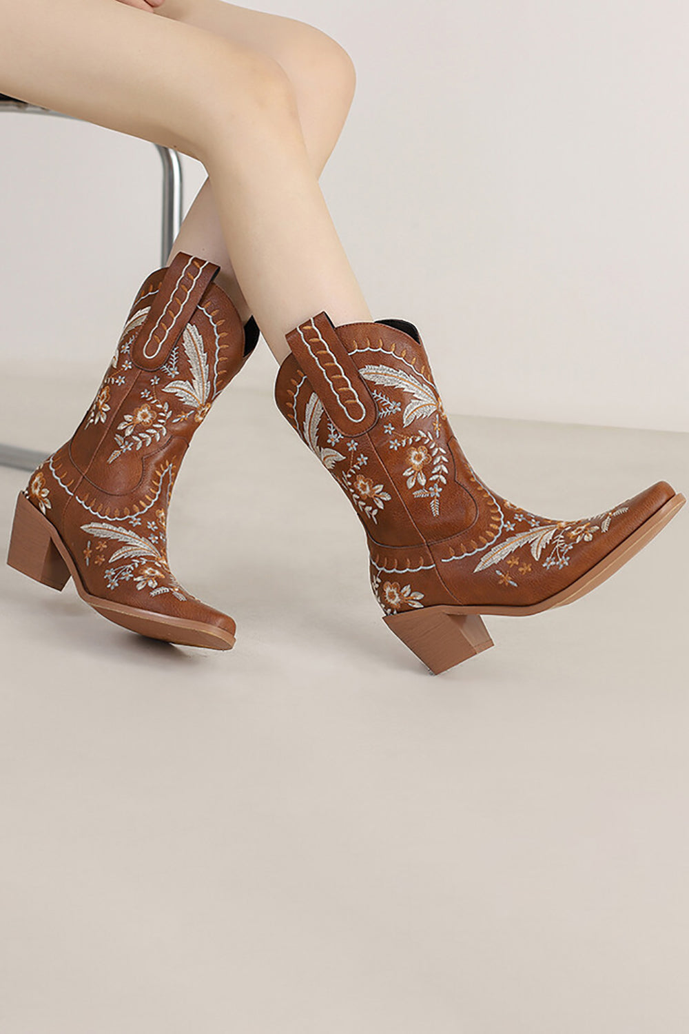 Botines vaqueros de tacón chuncky bordados negros