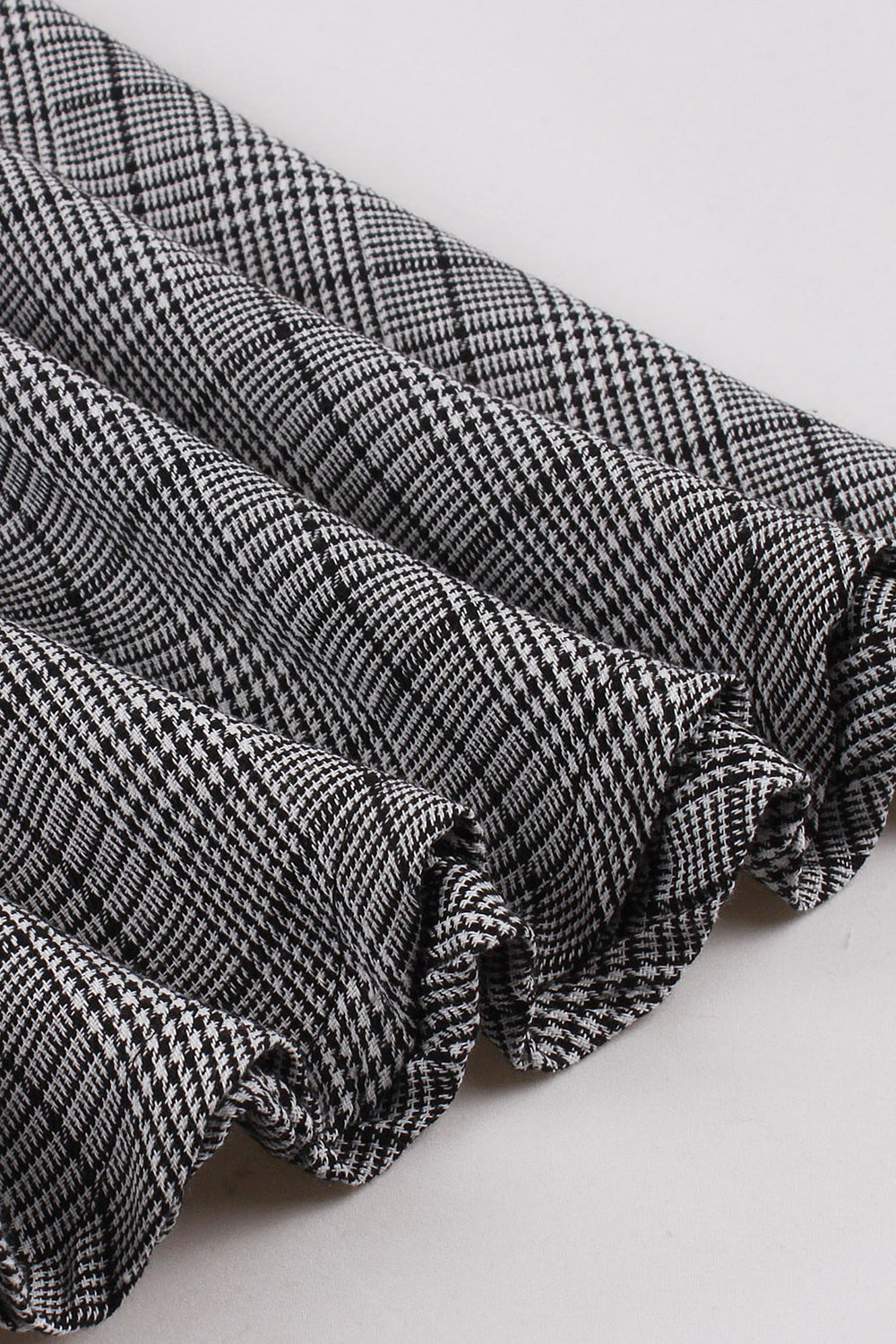 Vestido gris a cuadros con cuello solapa vintage de la década de 1950