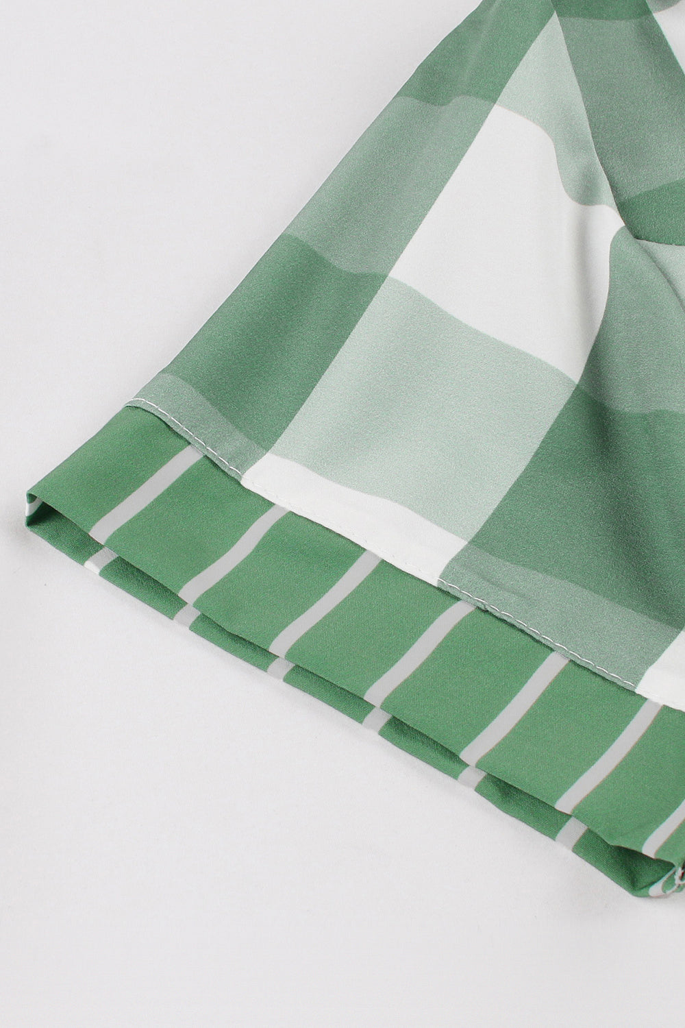 Vestido retro de manga corta verde a cuadros de la década de 1950 con lazos