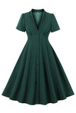 Vestido verde oscuro con escote en V y botonadura sencilla de la década de 1950