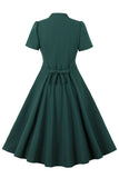 Vestido verde oscuro con escote en V y botonadura sencilla de la década de 1950