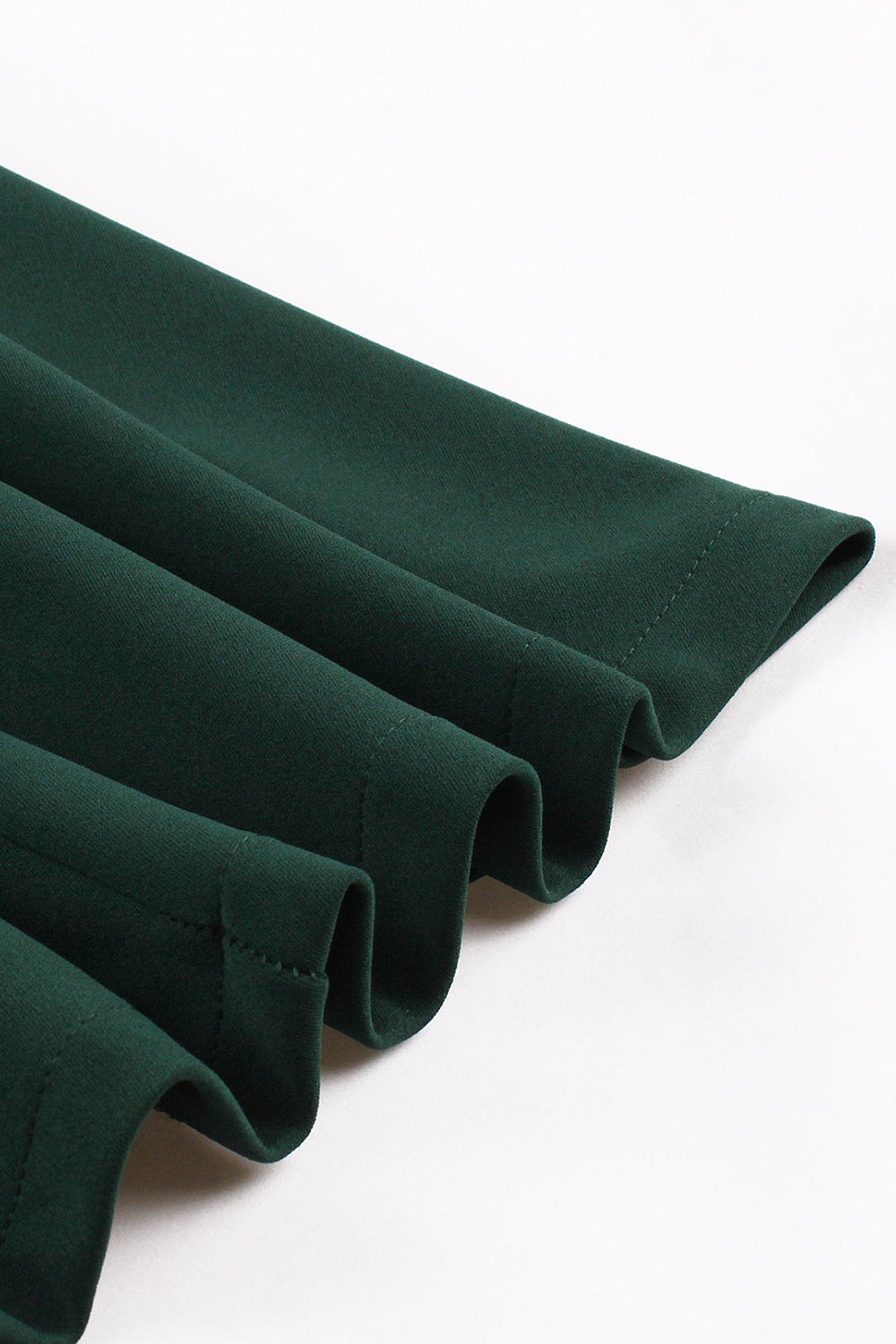 Vestido verde oscuro con escote en V y botonadura sencilla de la década de 1950