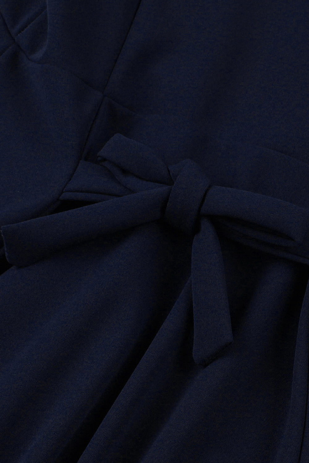 Vestido verde oscuro con escote en V y botonadura sencilla de la década de 1950