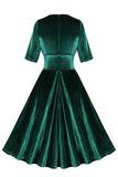 Vestido de terciopelo verde oscuro con volantes y cuello en V de la década de 1950