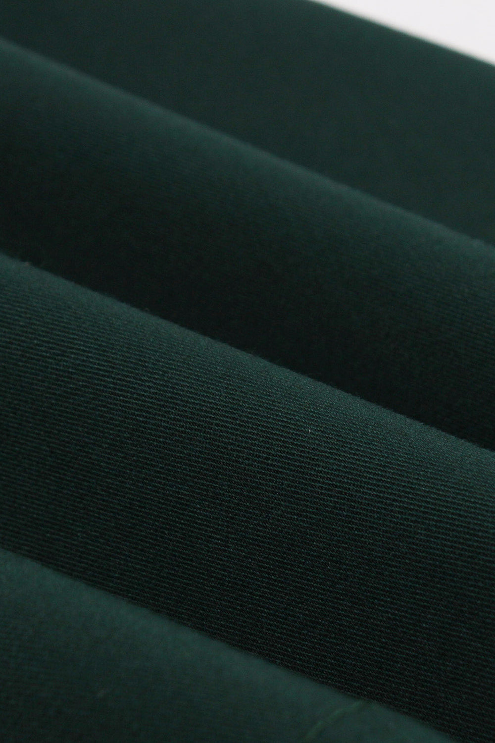 Vestido verde oscuro de manga corta con volantes de la década de 1950