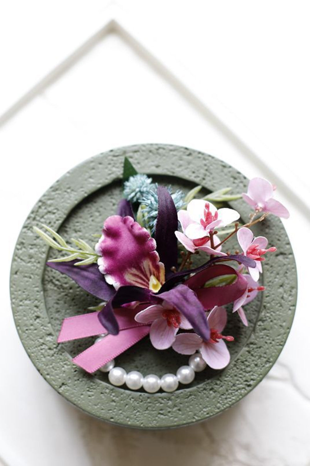 Ramillete de muñeca de fiesta burdeos y boutonniere de hombre con perlas