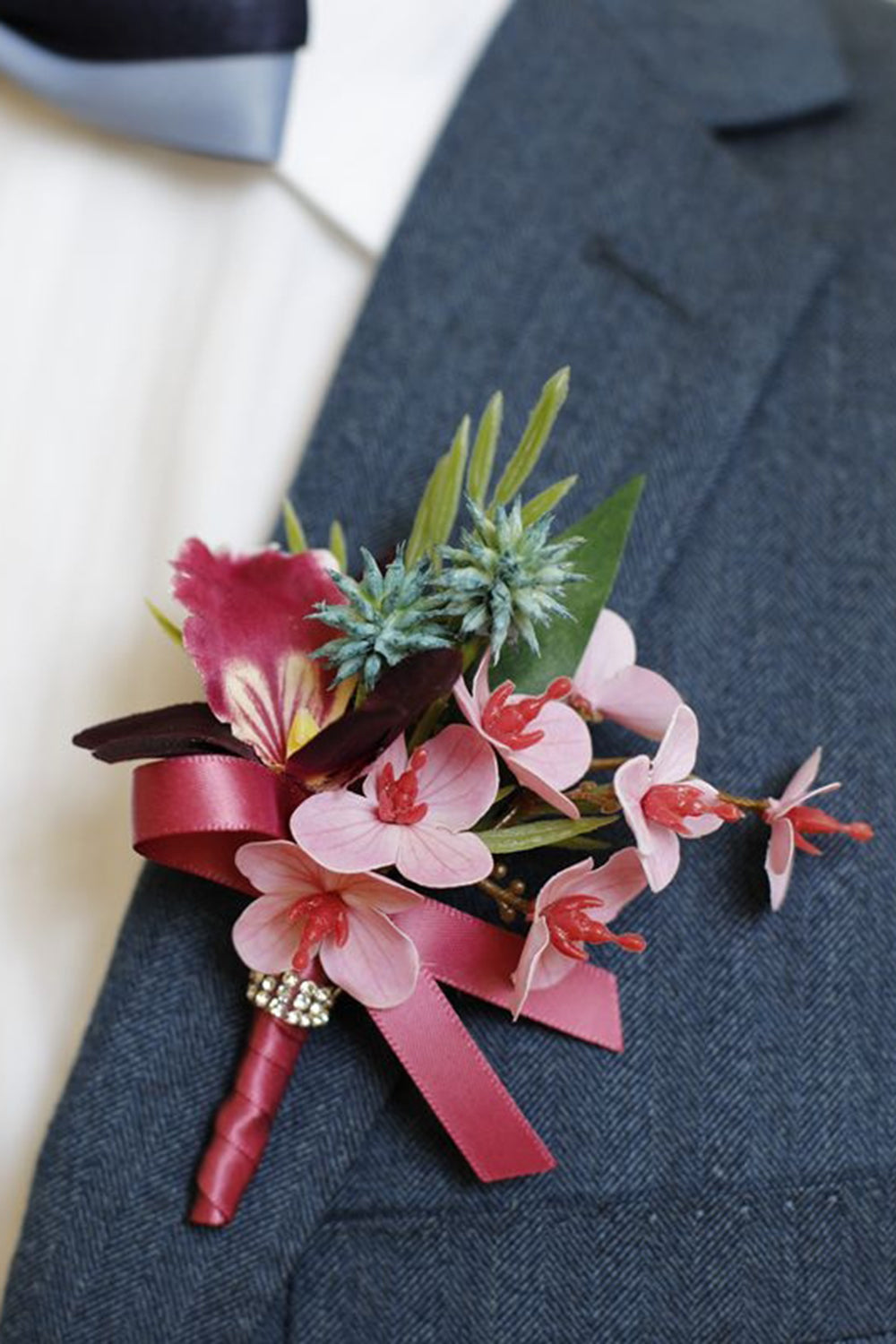 Ramillete de muñeca de fiesta burdeos y boutonniere de hombre con perlas