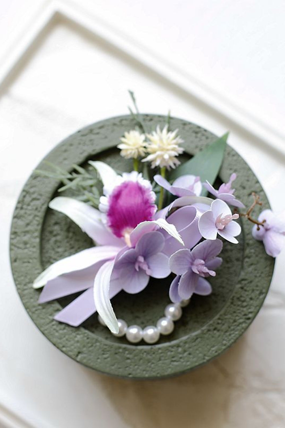 Ramillete de muñeca de fiesta burdeos y boutonniere de hombre con perlas