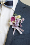 Ramillete de muñeca de fiesta burdeos y boutonniere de hombre con perlas