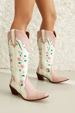 Botas vaqueras de tacón grueso bordadas hasta la rodilla y pantorrillas anchas blancas